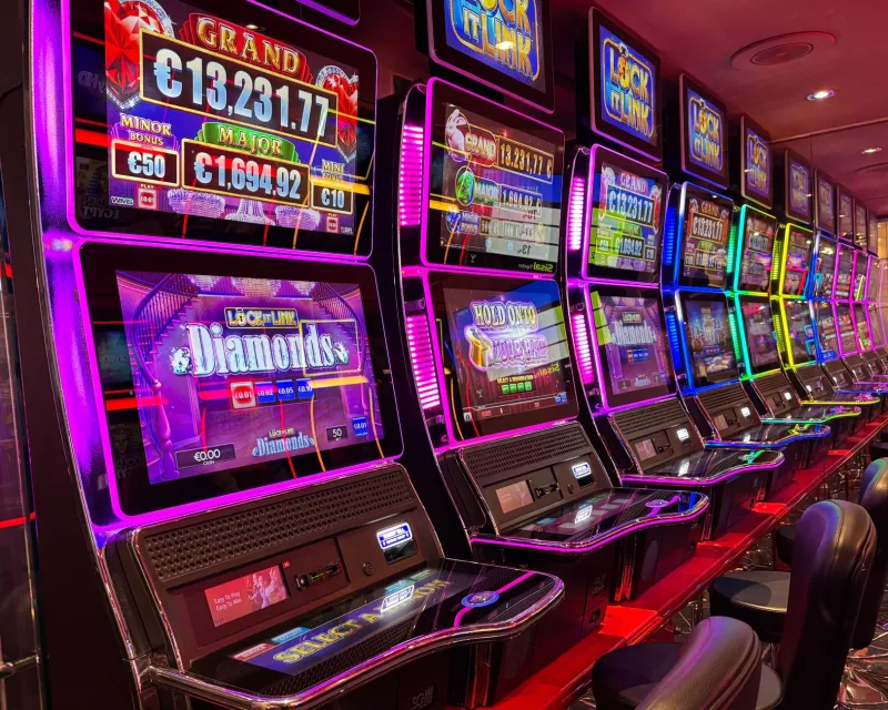 Smoke, Mirrors, and Spinning Reels: How Online Casinos Engineer the Illusion of Control